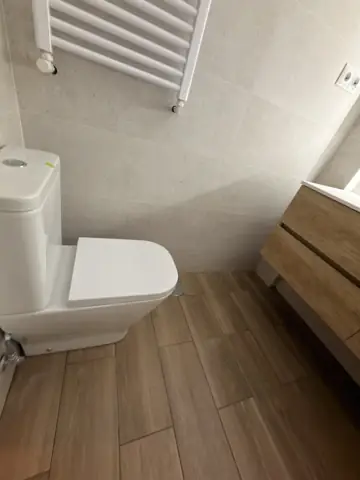 Baño en blanco y madera — acabado, foto 7