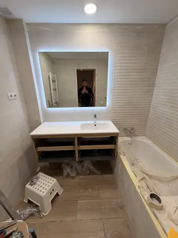 Baño en blanco y madera — proceso de obra, foto 6